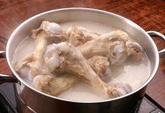 身高体重测试仪厂家-山东国康不要迷信骨头汤!影响儿童身高的因素如下