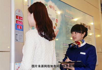 身高体重测量仪厂家答疑解惑美女在医院测身高怎么就突然的变矮了呢？